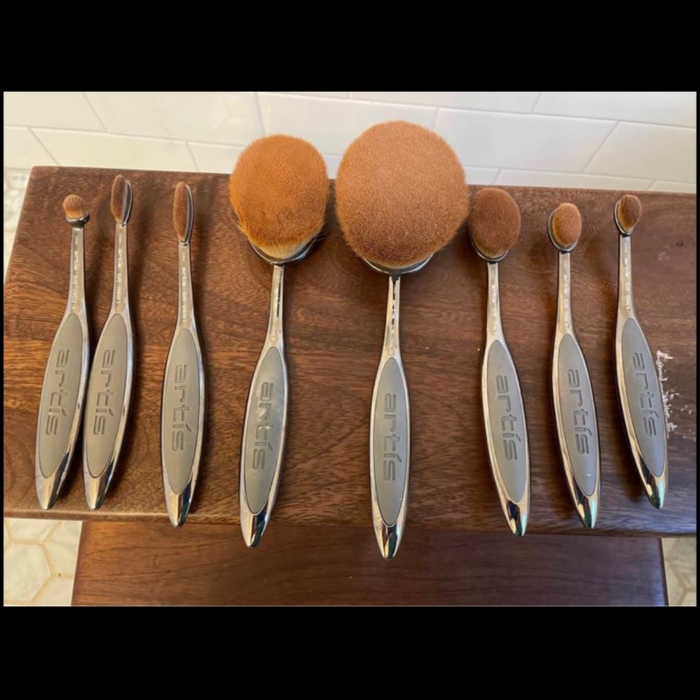 Artis Oval Elite brushes in Smoke finish